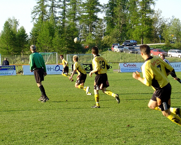 2004_0512_04.jpg - Arbogas mittfältare på väg framåt för att fånga in bollen.